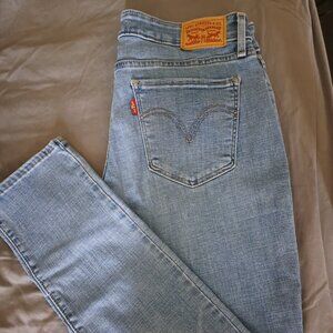 Light Wash Levi Skinny Jeans